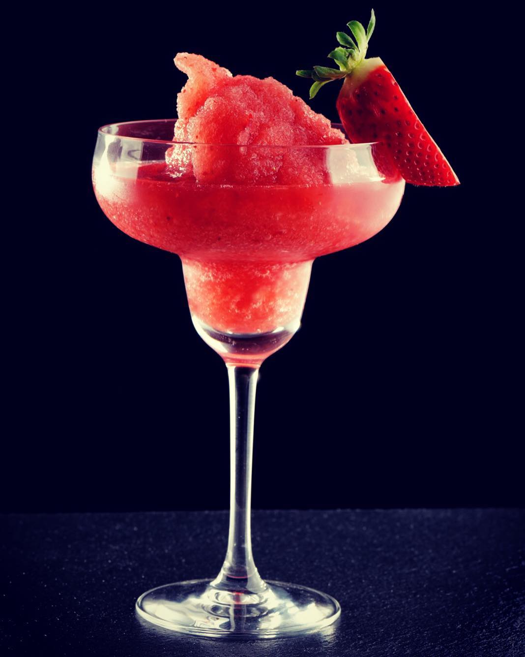 Ahhhh frozen strawberry daiquiri - one of our absolute favorites this summer. Interested in this specific flavour or other summer flavours? Contact our WIN:LAB directly via our website. See link in bio #yournordicflavourhouse #whenspeedandtastematter #natuREimagined #nordicbynature #tasty #taste #flavor #flavour #summer #drink #cocktail #strawberry